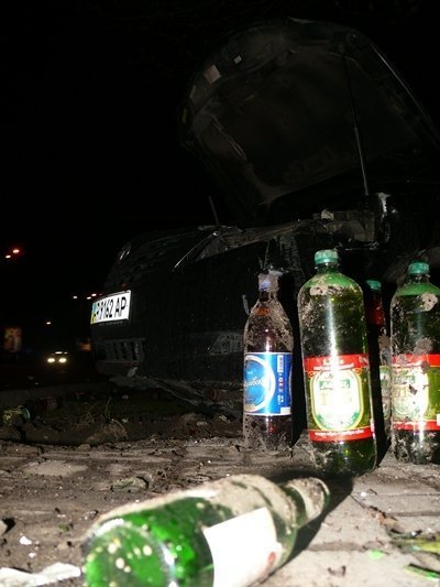 У Запоріжжі Toyota знесла кіоск і зупинку. ФОТО